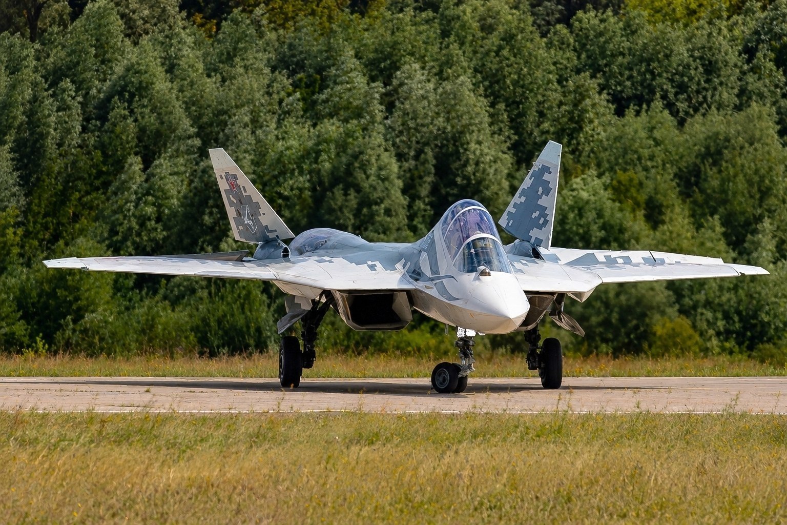 苏-57D双座战斗机图片来源：Bomber Fighter 