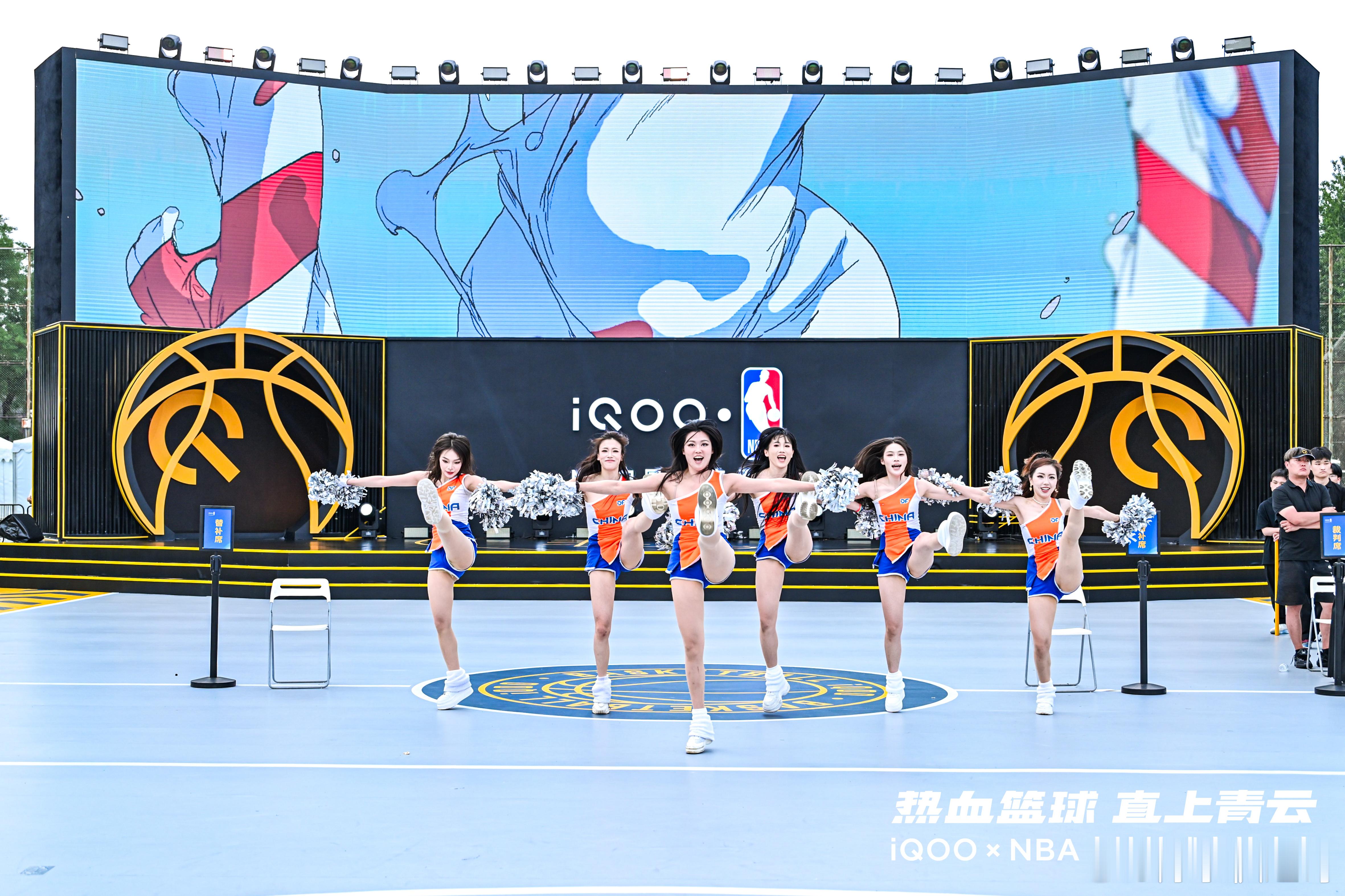 iQOOxNBA高校篮球赛现场的啦啦队真的太给力了！全场目光直接被吸走。姑娘们青