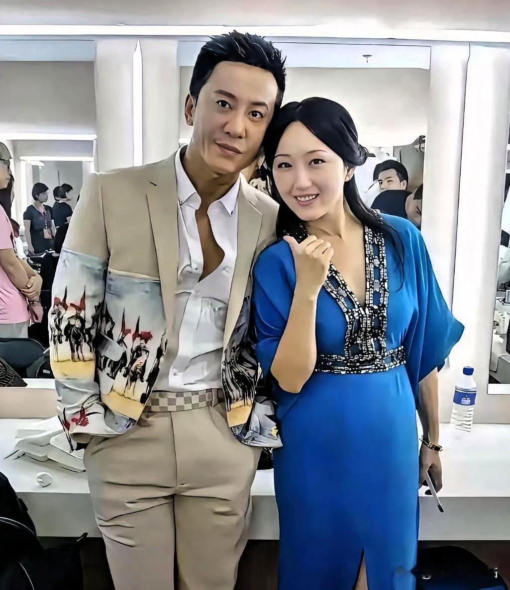 认识这两位吗？曾经的金童玉女，曾经一起唱《心雨》的两位——毛宁和杨钰莹。

时光