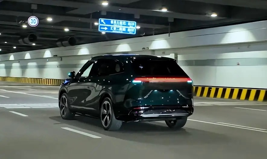 小鹏G9L的实车图，一款大五座SUV，提供增程和纯电版本。看着挺帅的，大家觉得怎