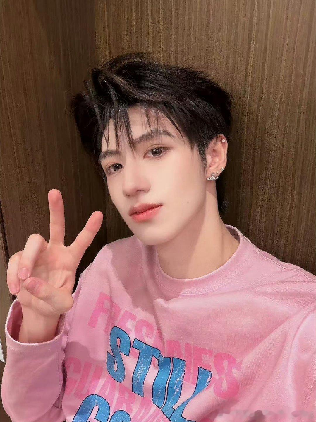 朱志鑫粉丝要求公司归还应有待遇粉丝要求归还朱志鑫C位待遇粉丝以不限圈抽奖形式集中