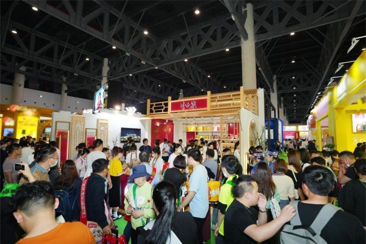 来自全国各地的地方美食在糖酒会上大放异彩，就比如特色美食螺蛳粉。李子柒展位不仅陈