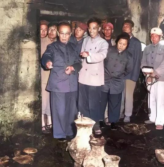 “总理，我想申请40万经费发掘长陵。”从定陵地宫出来后，吴晗拦住准备上车返程的周
