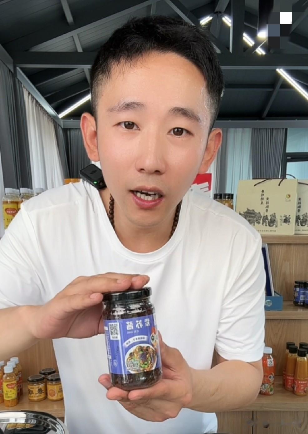 林德东上午开启了他人生的第一场直播带货。主要带货产品是辣椒酱和不锈钢餐具。

在