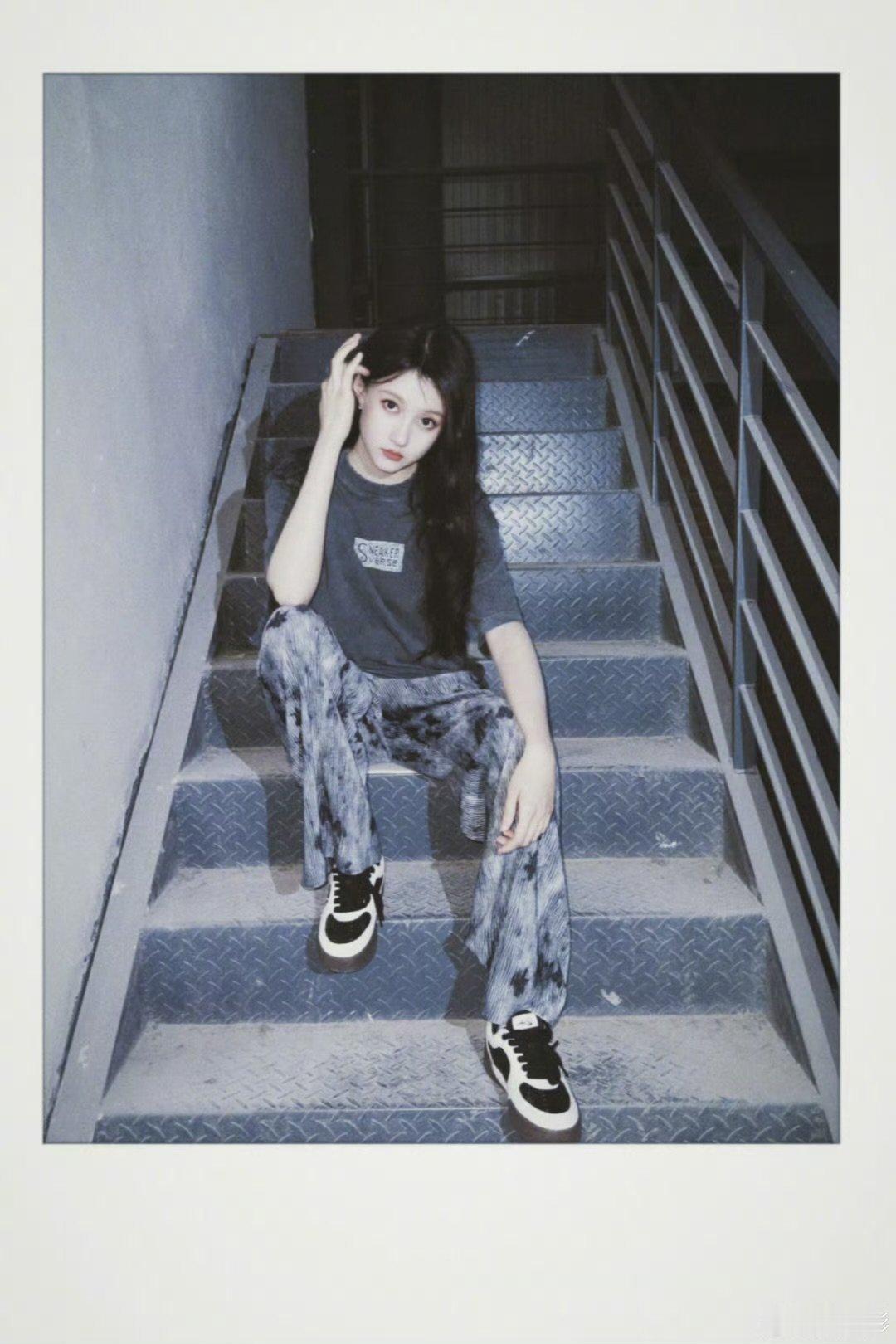 关晓彤大波浪假发关晓彤的五一ootd 关晓彤的五一ootd，这套好酷 ​​​
