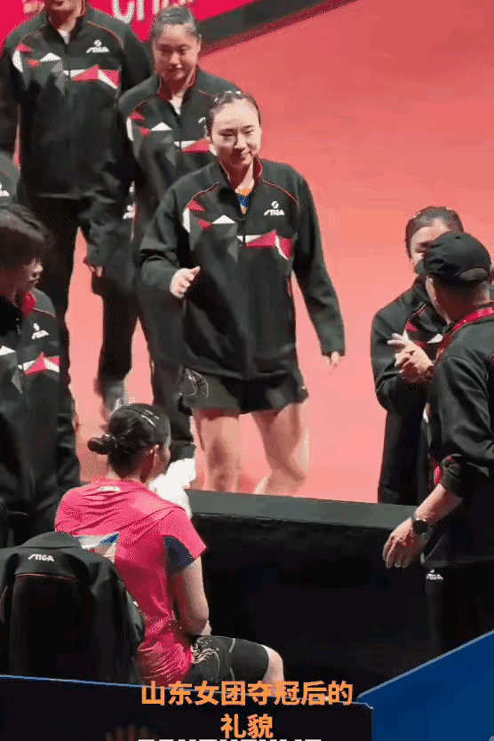 何卓佳拒绝和大梦握手？
其实握手了！

当时何卓佳还没从失败的心情走出来，
人有