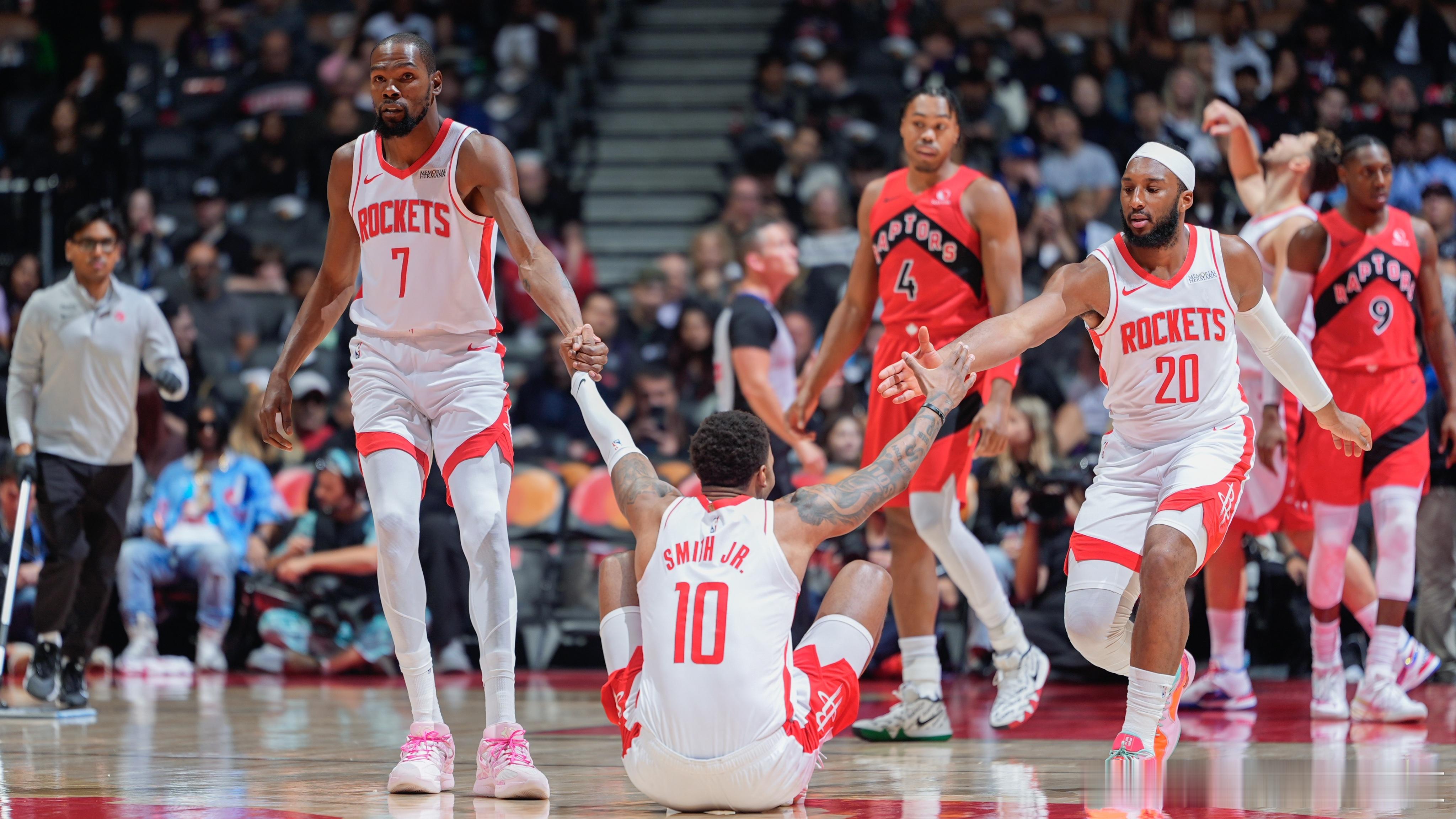 开赛季的四场比赛，杜兰特场均27.5分5.8篮板2助攻，真实命中率65.4%，第