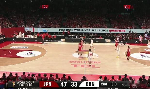半场比分：中国33-47日本，落后14分。首节11-21、次节22-26，中国队