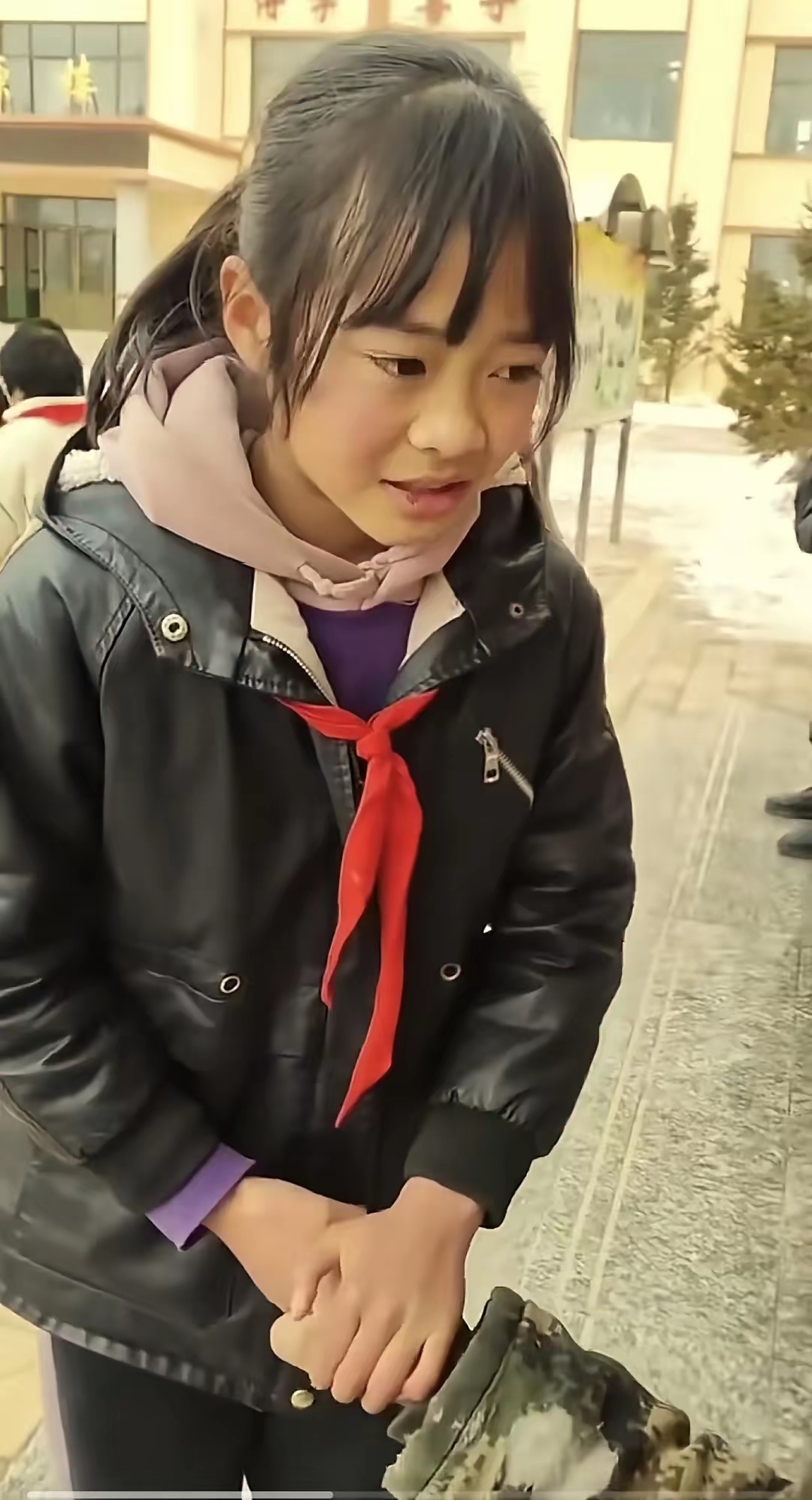 那个感动了无数人的女孩走了这是一段让无数人潸然泪下的视频。当时这个13岁的女孩子