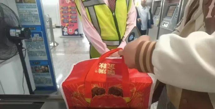 【上海地铁可以携带活蟹了 须使用泡沫箱等容器封装，安检后可进站】近日，上海地铁禁