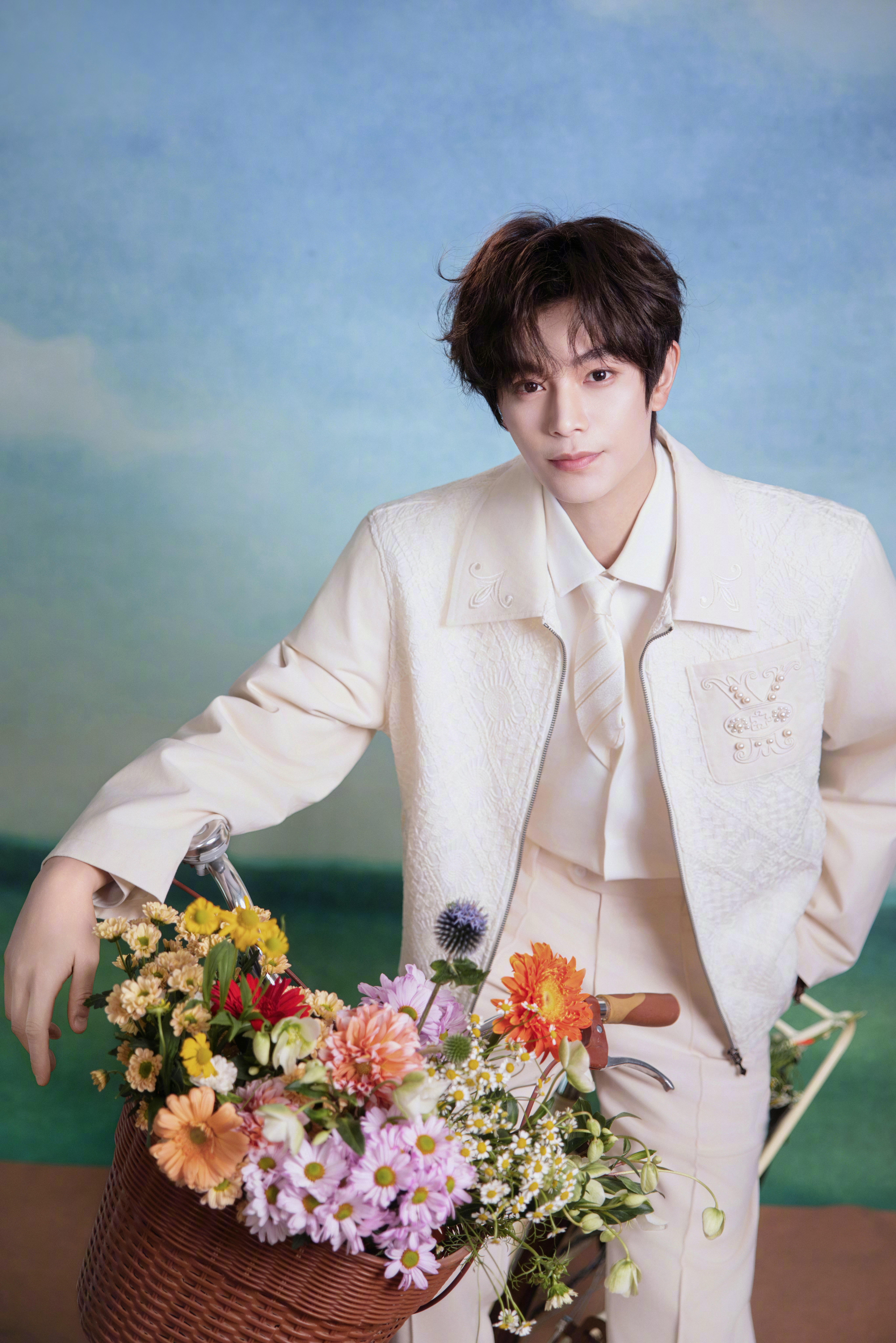 丁禹兮 x YAD CREW完全是花美男本人没错了。丁禹兮现身KUYURA可悠然