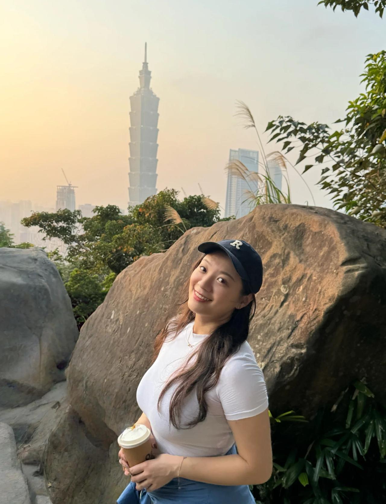 今日台北🌃空氣不太好，是不是因為要開工
⛰️爬象山✨
真的可以列為台北旅遊必玩