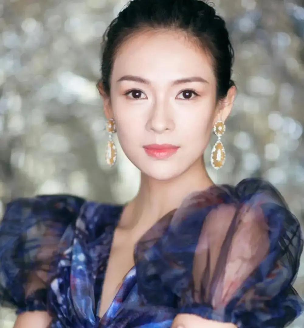 她差点毁了自己，就为演好这个“杀夫”的女人。
 
别人领奖是笑着上去的。章子怡这