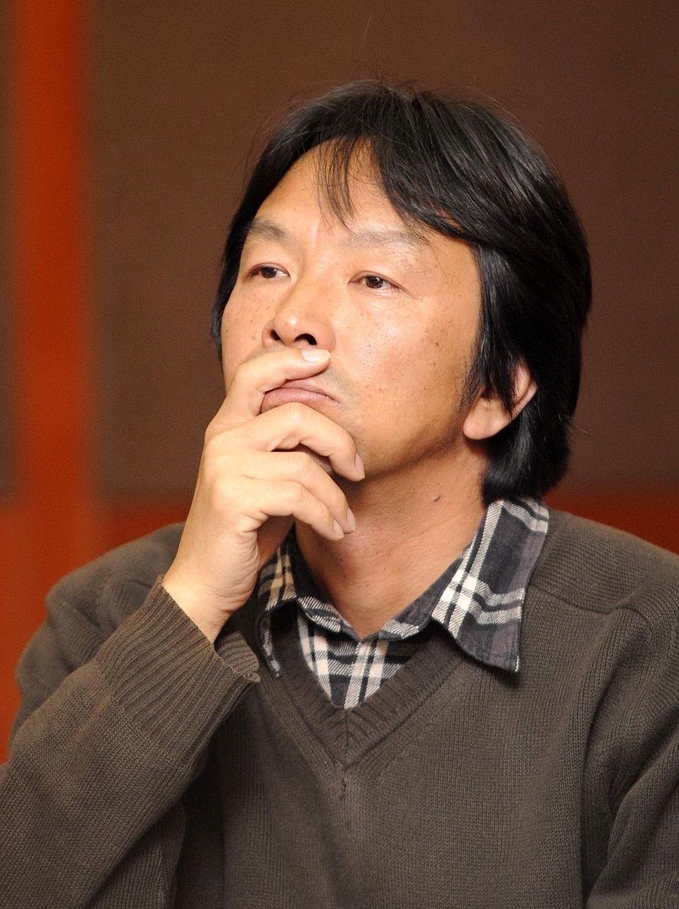 刘震云说：“人到晚年，最顶级的活法，不是挥霍退休金，不是养花养鸟，也不是老伴陪伴