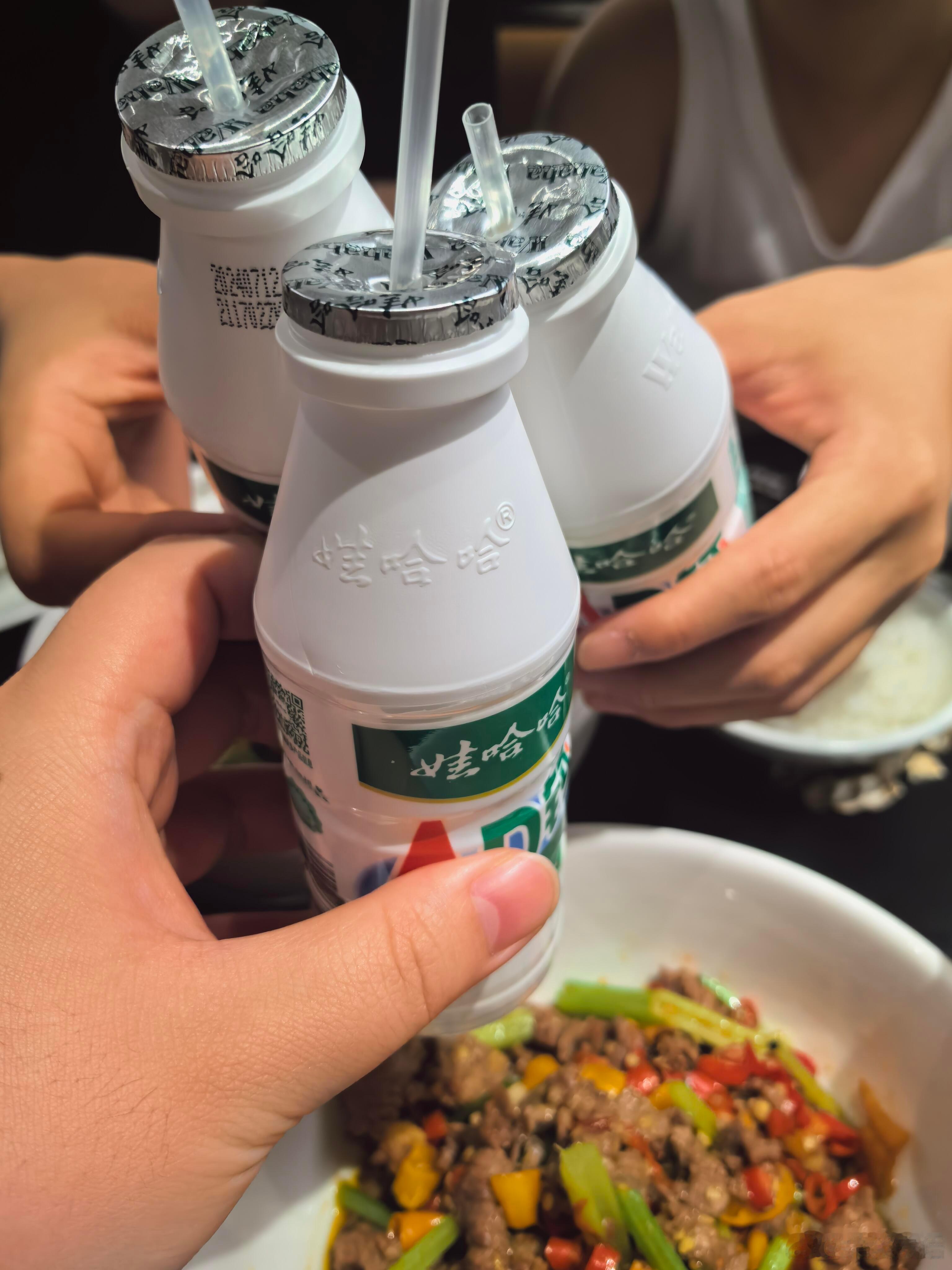 #记录生活# 成年人的聚会 碰杯娃哈哈 ​​​