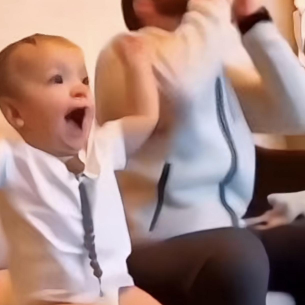 小孩和自己爸爸一起看球赛时
一不小心站错了队，
还好反应及时，和爸爸站成了一队，