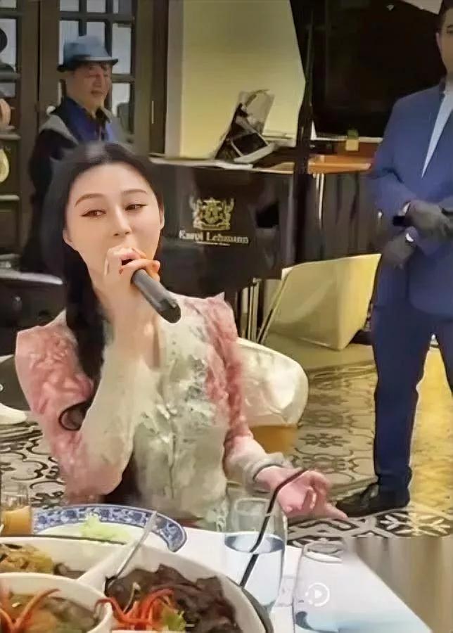 曾经的内娱大美人

现在居然在马六甲

给人端着话筒唱到菜凉？

之前说去当旅游