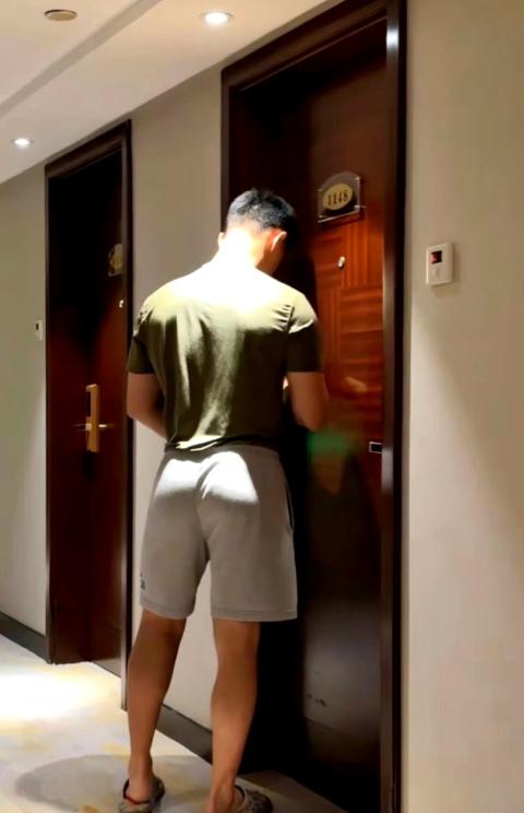 细思极恐！山东青岛，一女子和男友吵架后，在酒店开了间房想冷静一下，谁知半夜时分，