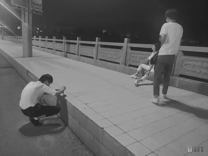 看到“读懂人生冷暖”这个上联，我就琢磨着下联该怎么对。我觉得“看透世态炎凉”是最