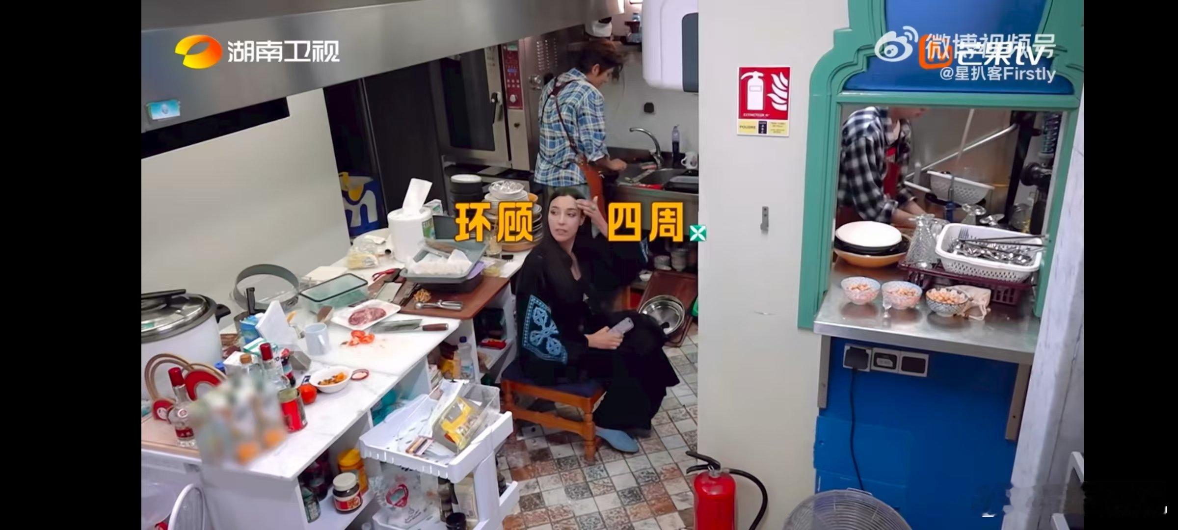 迪娜[超话]林忆莲听了也得动情中餐厅中餐厅名场面厨房里烟火升腾，迪娜深情唱起《至