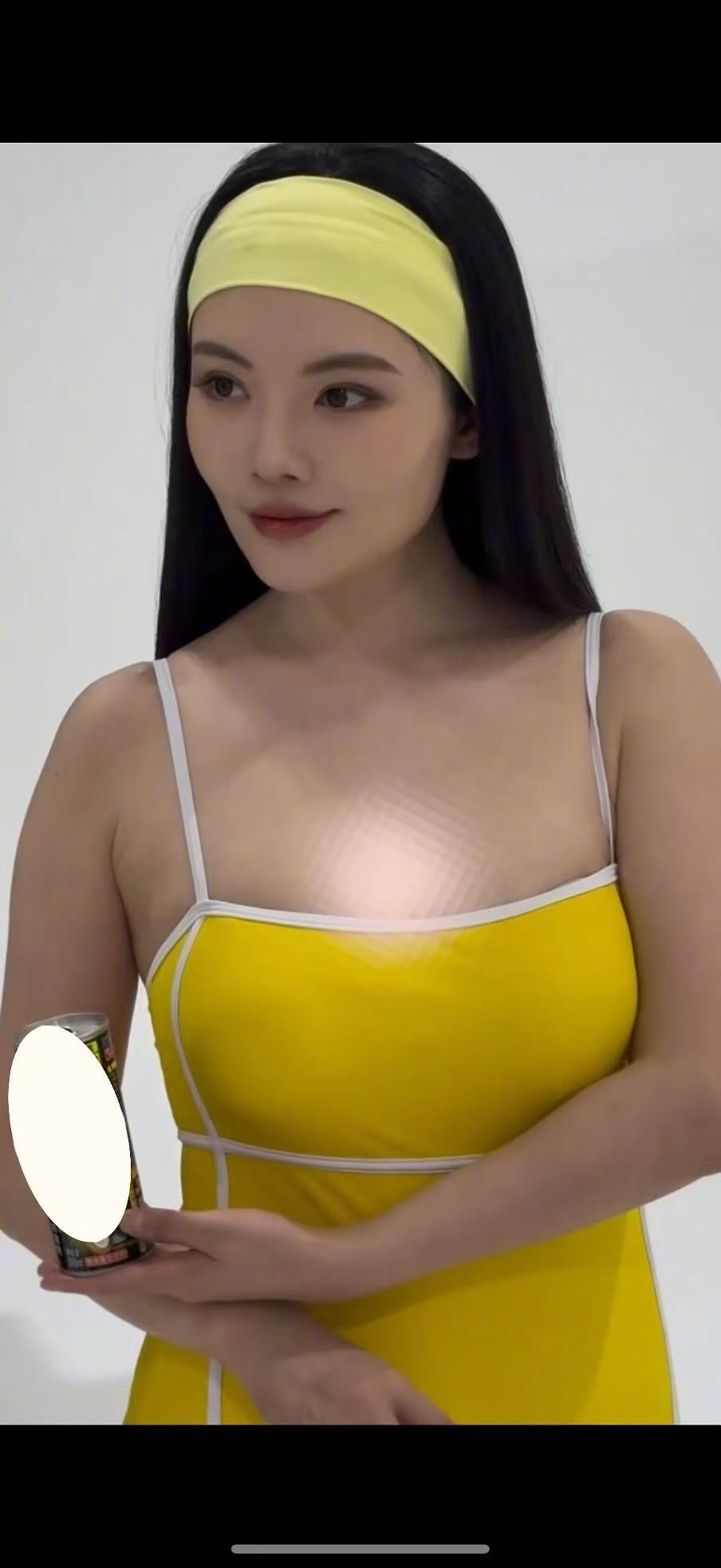 徐冬冬明艳黄吊带泳装徐冬冬穿泳装的身材徐冬冬这套黄泳装真的很绝，明媚张扬，自带光