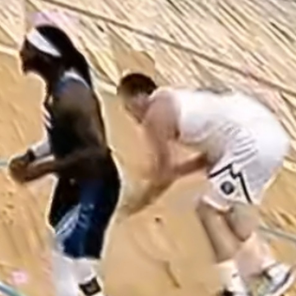 多尔特率先发难，屁股后移，下肢轻扫将约老师击倒在地。约老师起身正欲反击，杰林阻挡