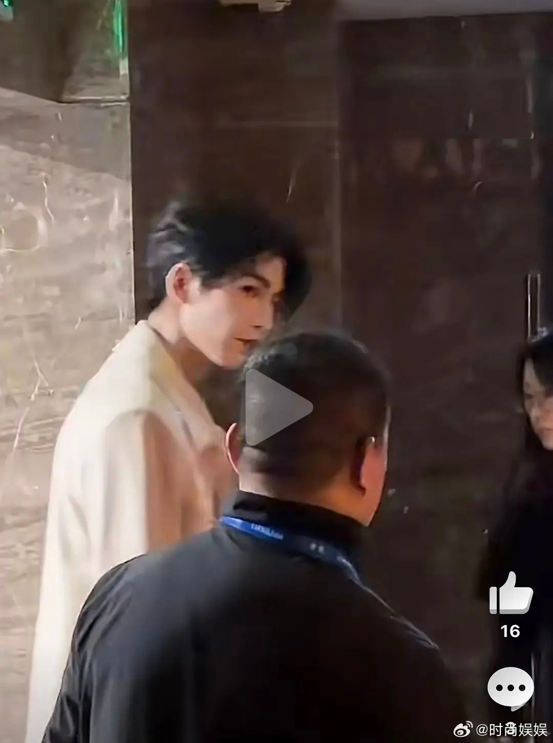 张凌赫真成粉底液将军了 现在妆容好浓 