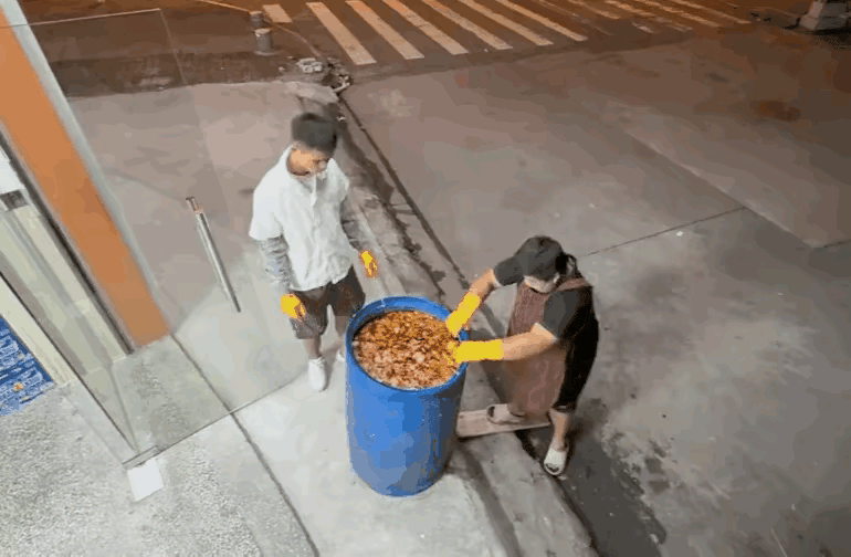 这么一大桶东西，仅靠一个女子来搬运，不出事儿才怪呢！这个男子按道理说，应该搭一把