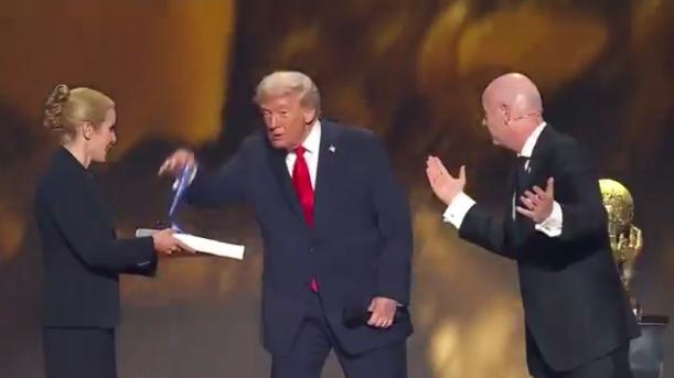 特朗普今天（北京时间12月6日）获颁首届国际足联和平奖。还没等国际足联主席因凡蒂