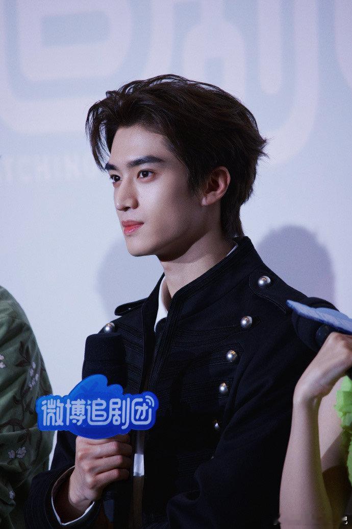 张康乐发语音报备也太会宠粉了吧！结束辛苦的追剧团行程，第一时间跟大家报平安，语音