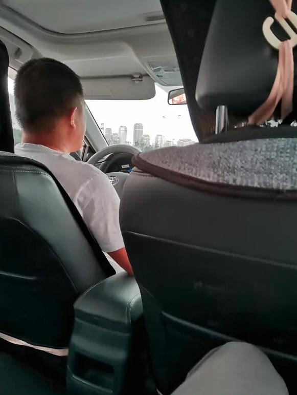 最近打车上下班，发现一个特别有意思的现象。

同样是滴滴司机，有的师傅一上车就开