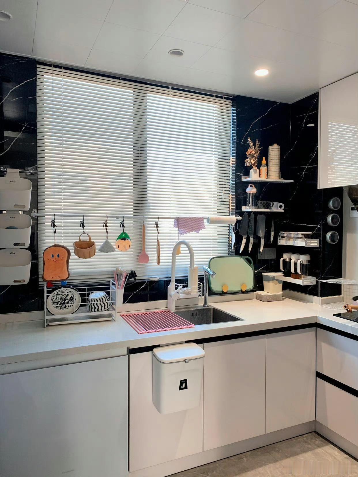 厨房里的暗潮与新生

推开家门，一股熟悉的饭菜香扑鼻而来，这是中国家庭最温暖的底