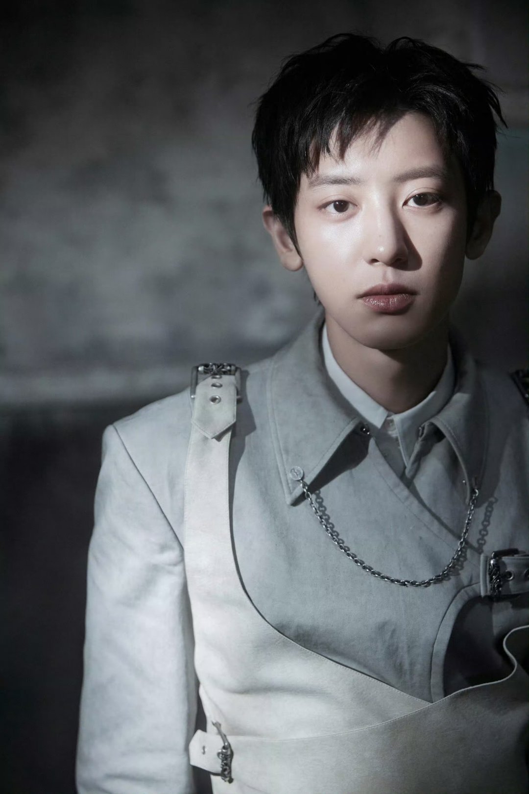 EXO官宣巡演期待门面朴灿烈的精彩表演 