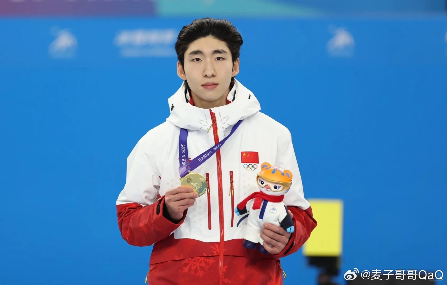 林孝埈和志愿者交换pin 在2026年米兰冬奥会上，短道速滑运动员林孝埈与志愿者