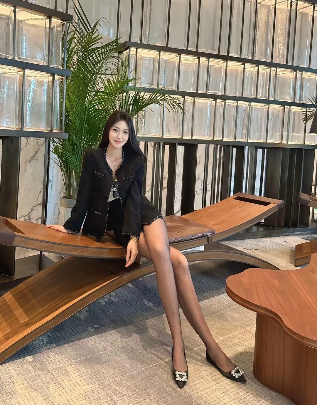 优雅黑裙，现代简约风，时尚穿搭指南