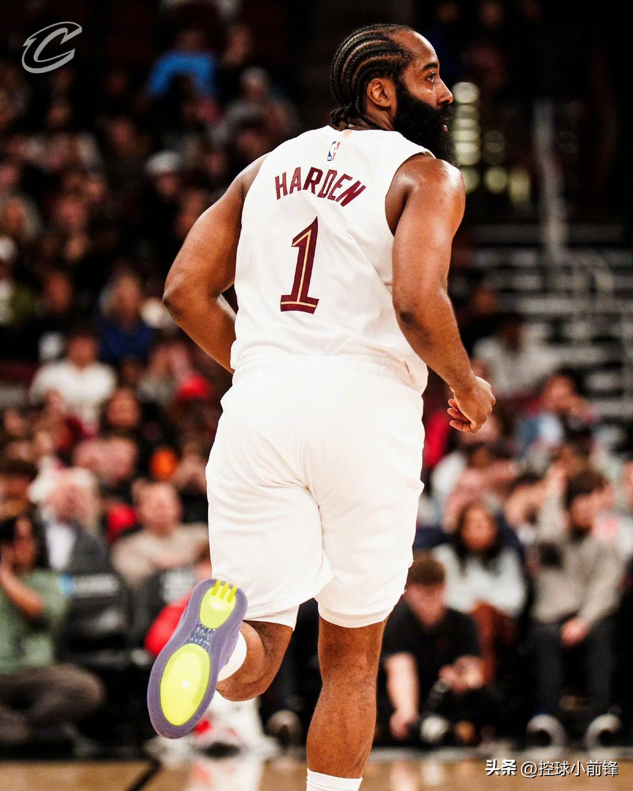 虽然NBA没有明文规定赛季中期被交易的球员无法进入最佳阵容，但实际上这么多年也就