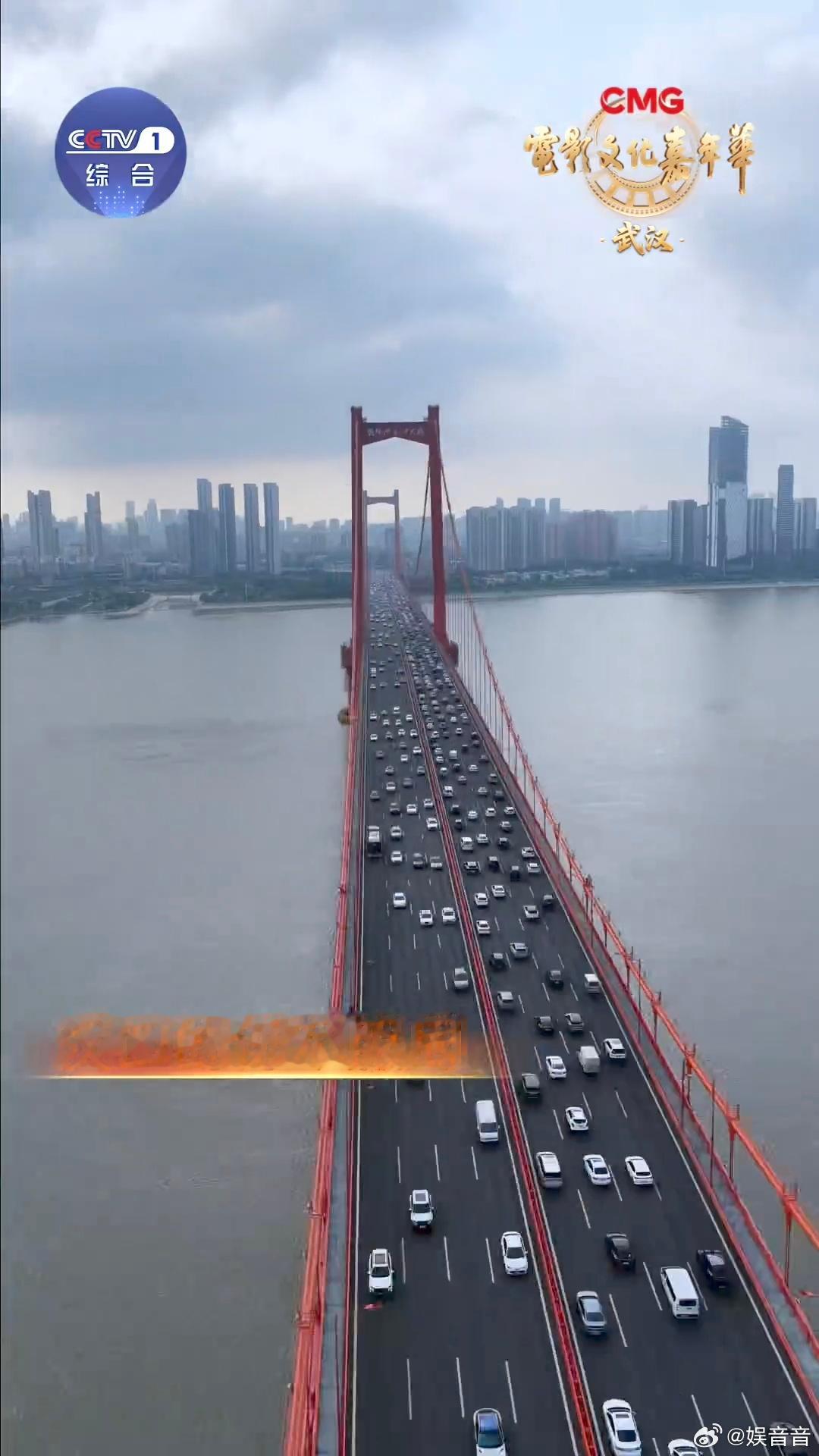 一支舞打卡武汉地标 咸安坊的红砖墙前，一支舞唤醒旧时光。今天全民健身日 舞步轻扬