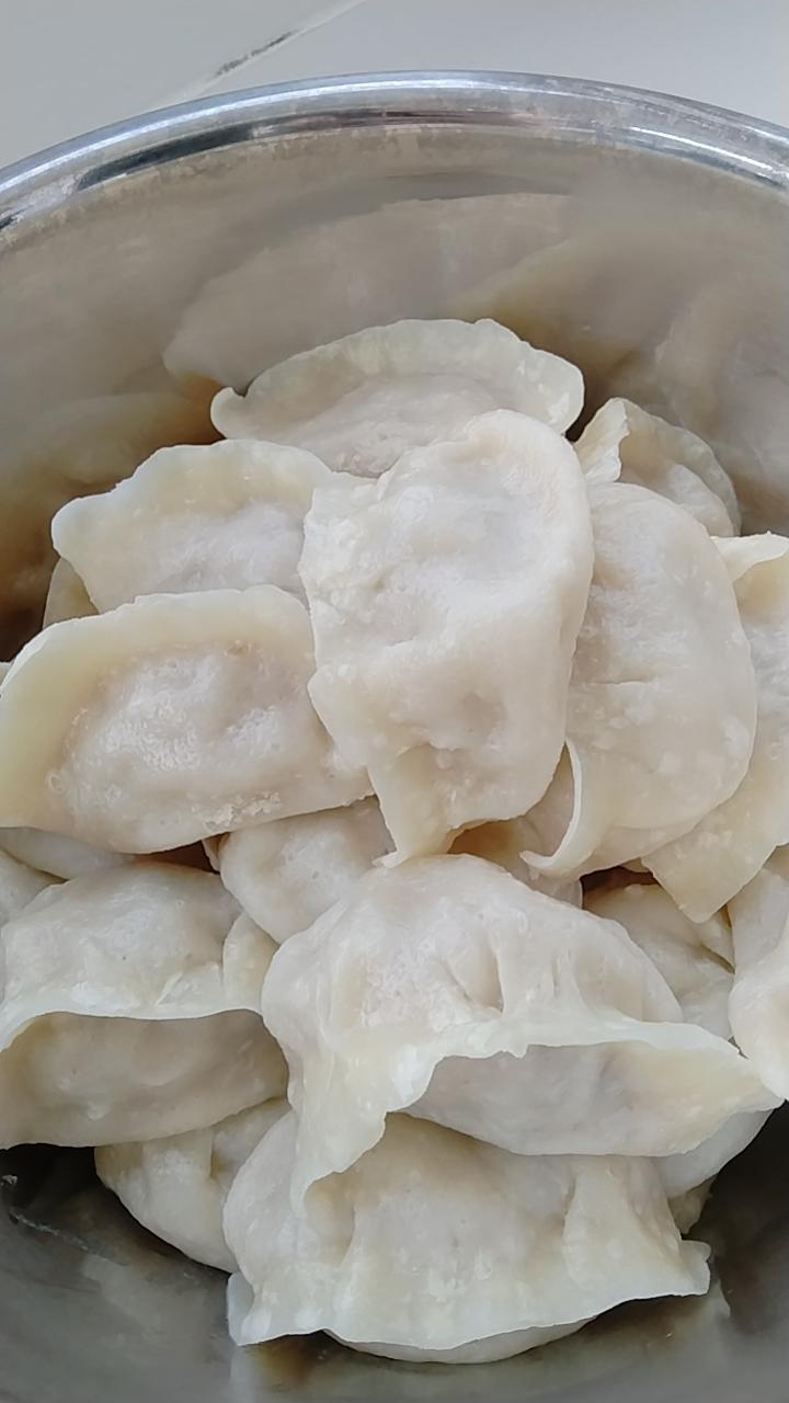 今天蒸两锅萝卜牛肉蒸饺，一锅给女儿拿去，我们老两口留一锅。
女儿和我说，我外孙女