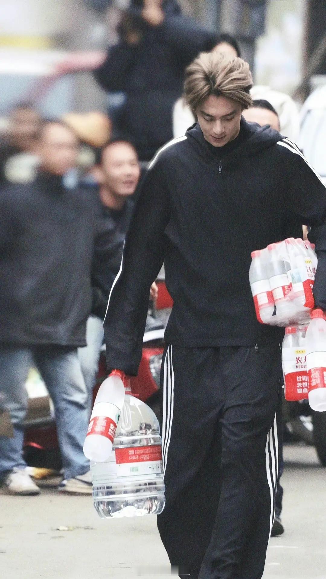 王鹤棣《亲爱的客栈》路透来咯 这是要把自己整成大力士啊 