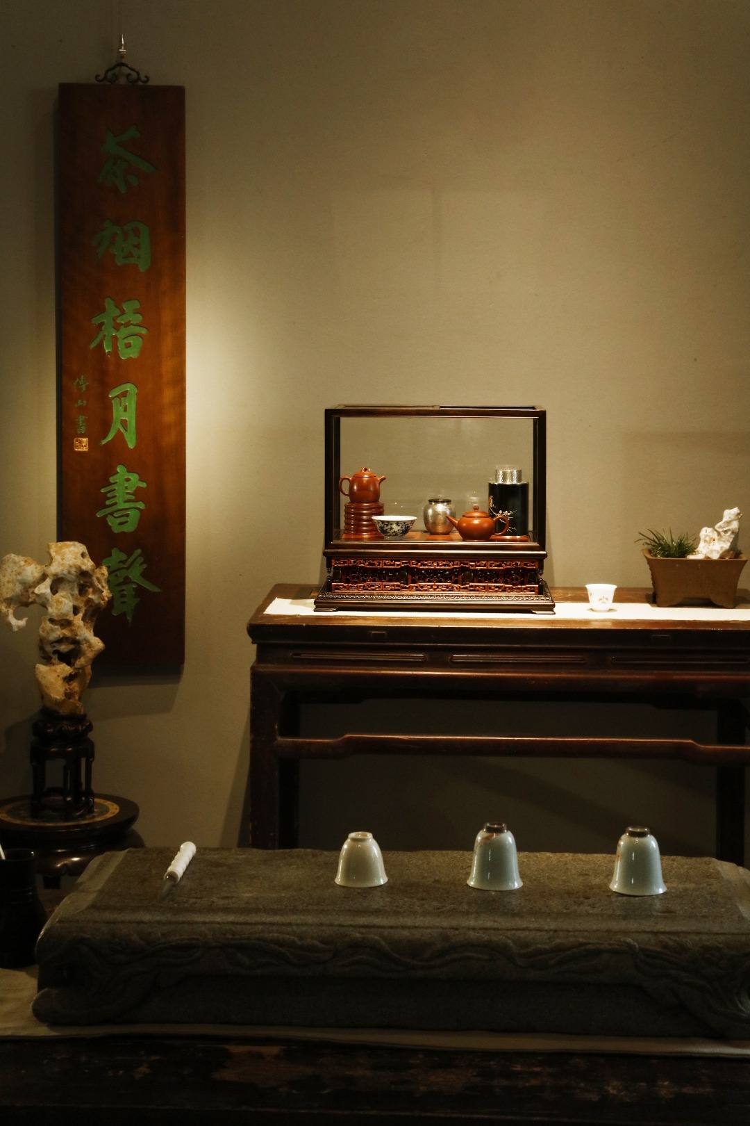 紫光檀×缅花 | 茶器收纳箱取材精品老料制，紫光檀撞色缅花，上层玻璃宝笼罩，腰身