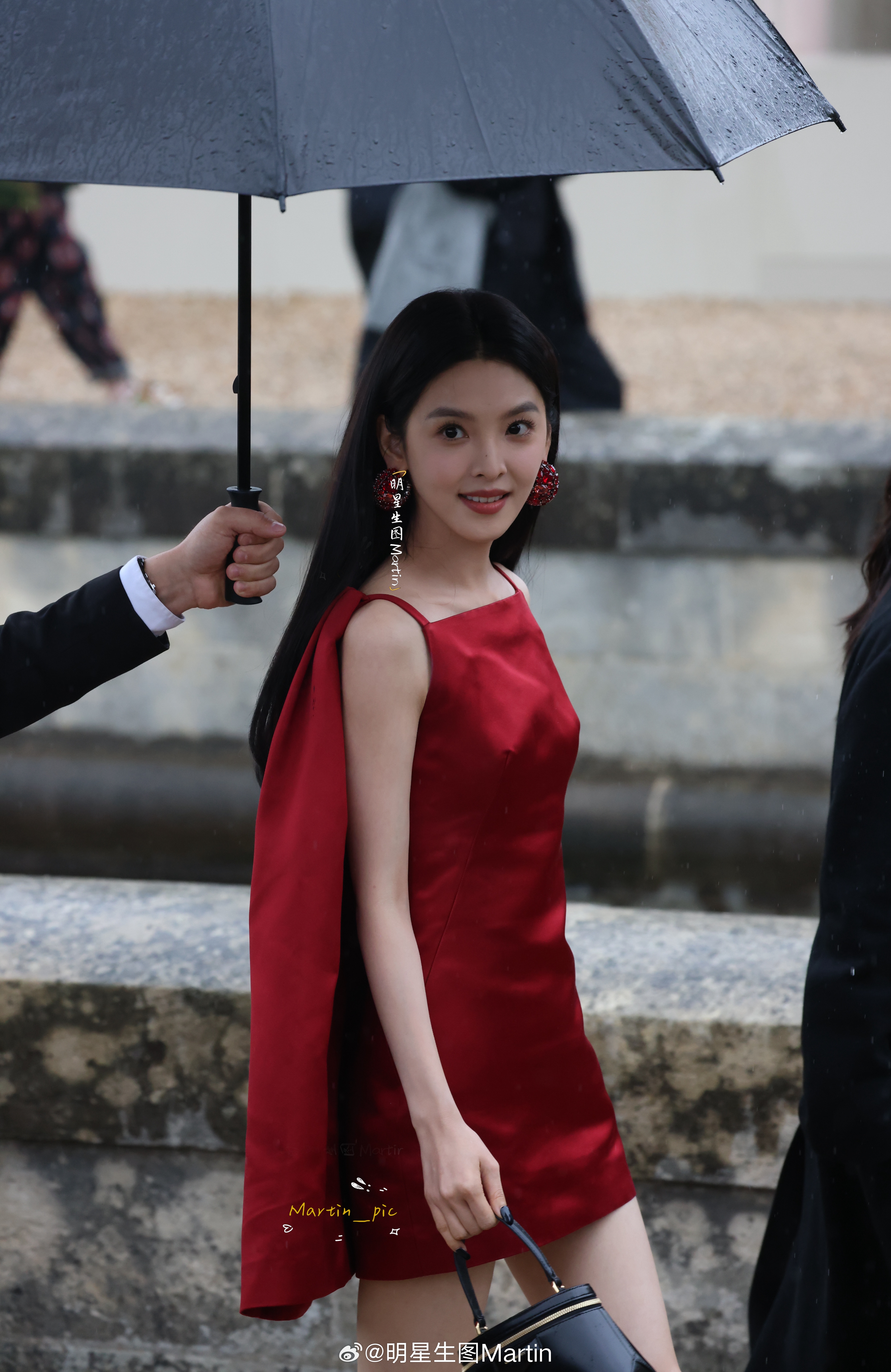 章若楠[超话]范丞丞让章若楠穿裙子的愿望实现了 章若楠 巴黎红裙生图掉落~氛围感