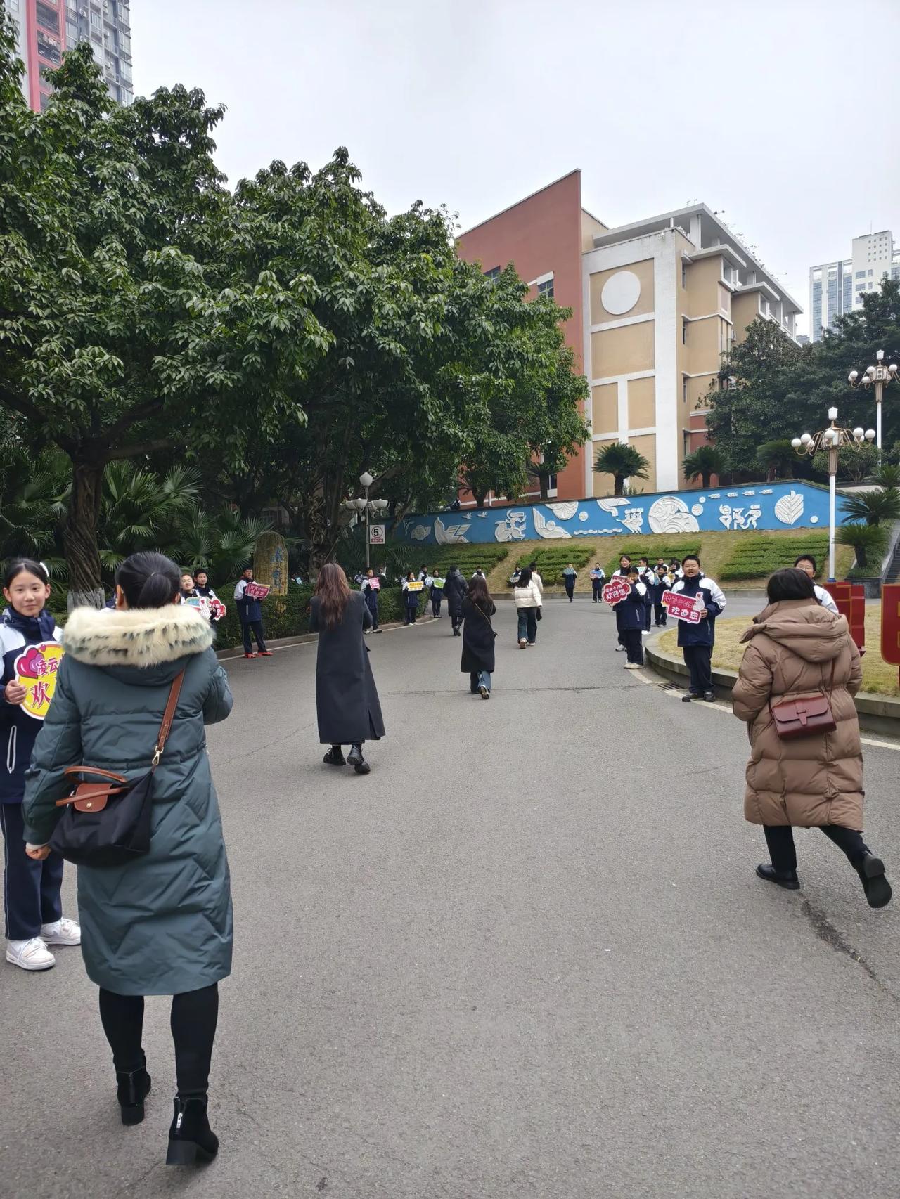 隆重接待
       ——南木子
受邀参会到巴川，
走进校园重接待。
同学两旁