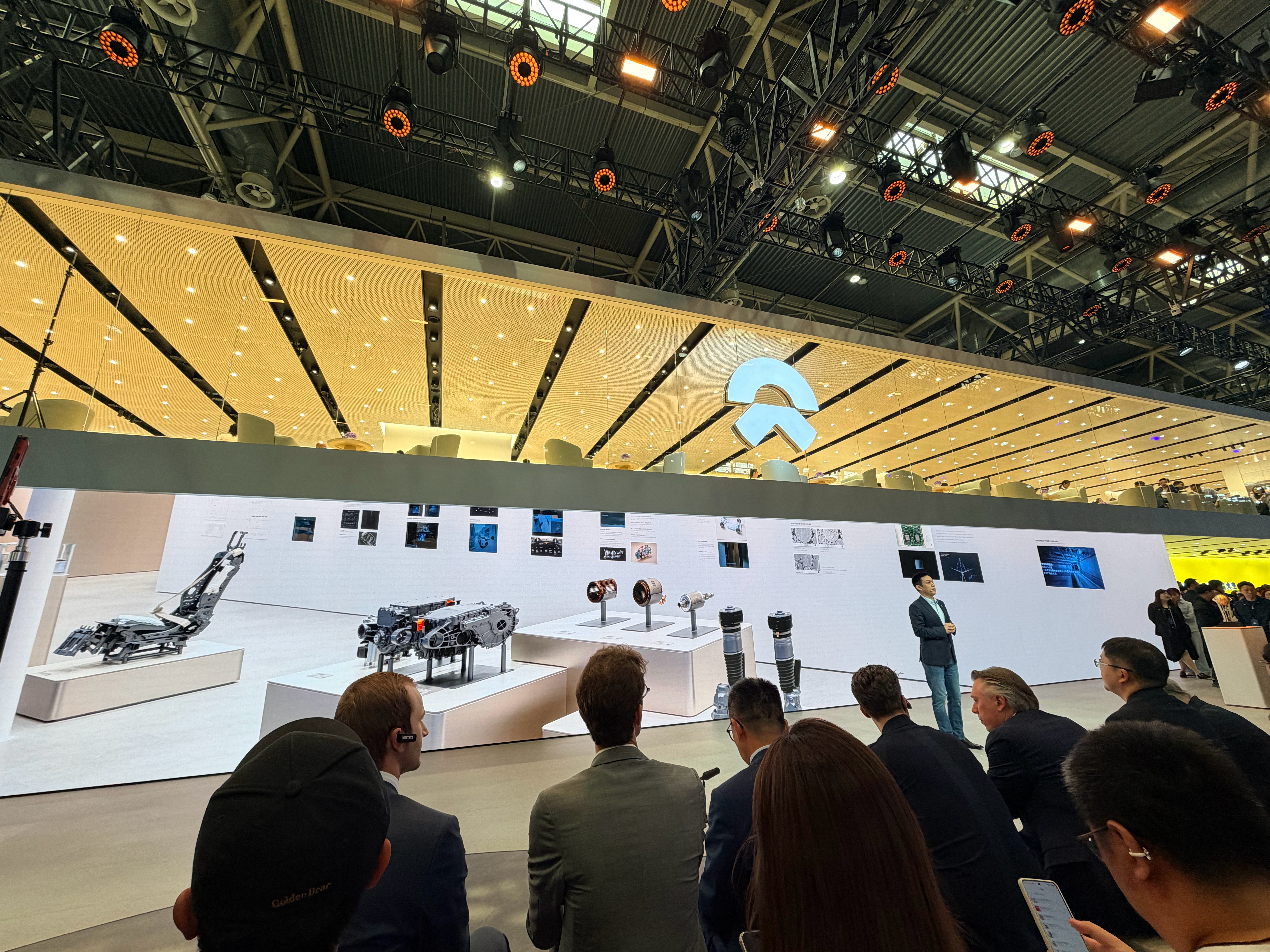 今年NIO展台，除了车，还有大量的零部件，包括神玑、主动悬架，座椅骨架等等。有兴