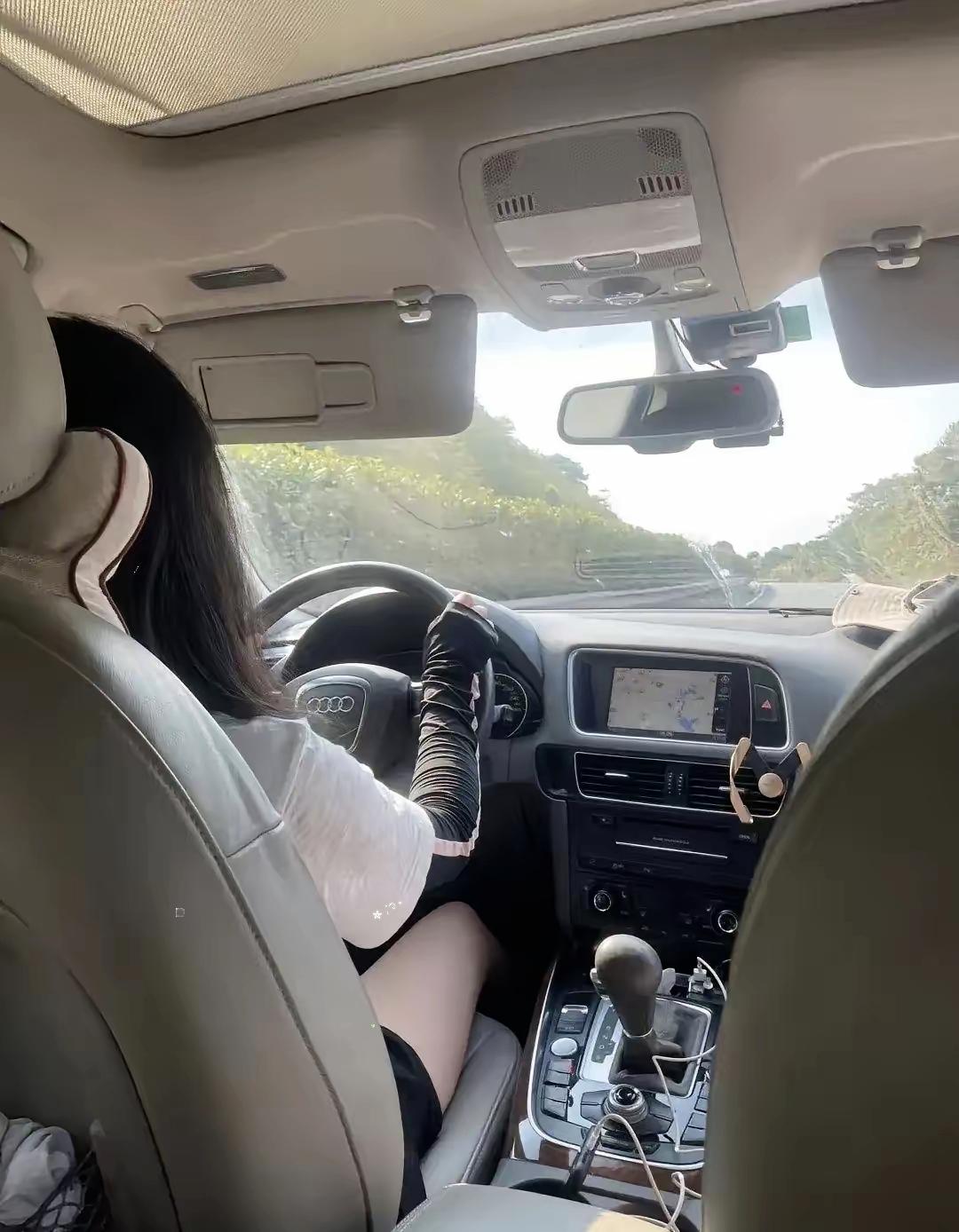同事搭我顺风车回老家，服务区吃饭花了 110，让我 A 她 55。三天后，她问我