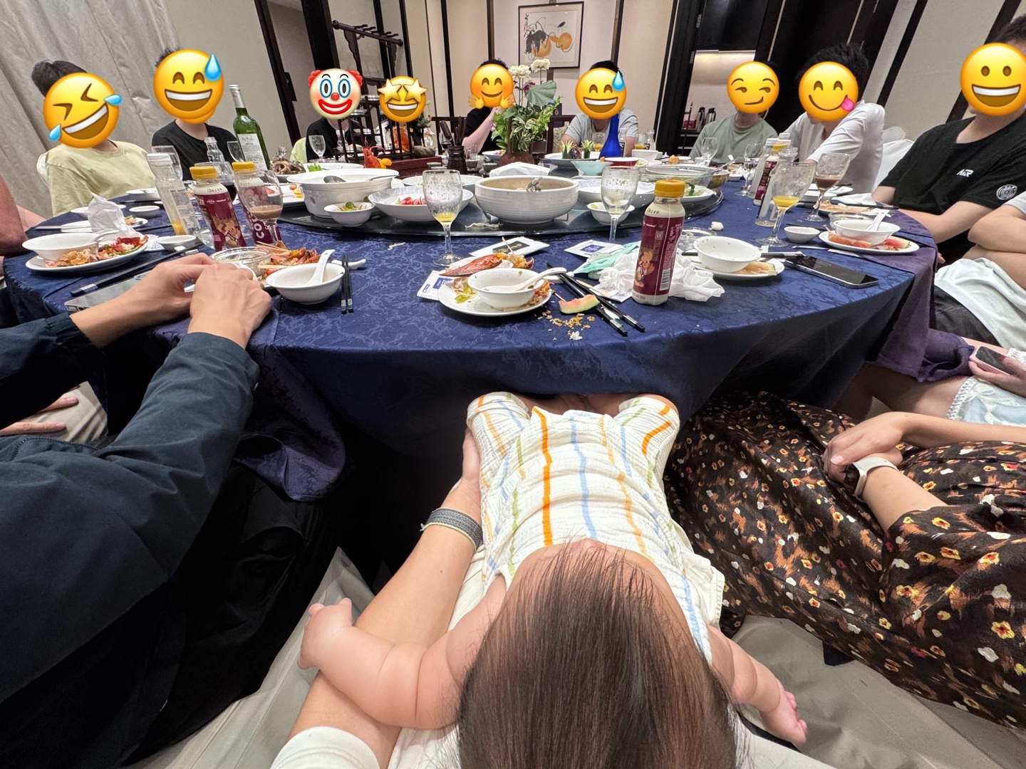 昨天带着六月龄的娃进城参加一个大饭局，娃第一次见到这么大的阵状，直接吓哭，我们把