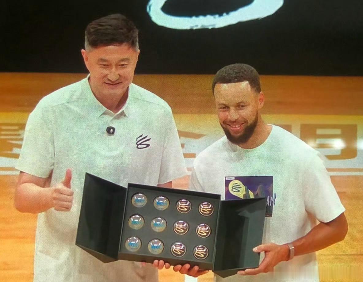 名场面，库里空降粤BA，迎着杜锋防守投三分库里中国行来到东莞，今晚空降粤BA全明