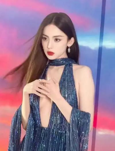 不知道大家有没有发现一件特别矛盾的事：咱们平时都默认女生胸口属于私密部位，陌生人