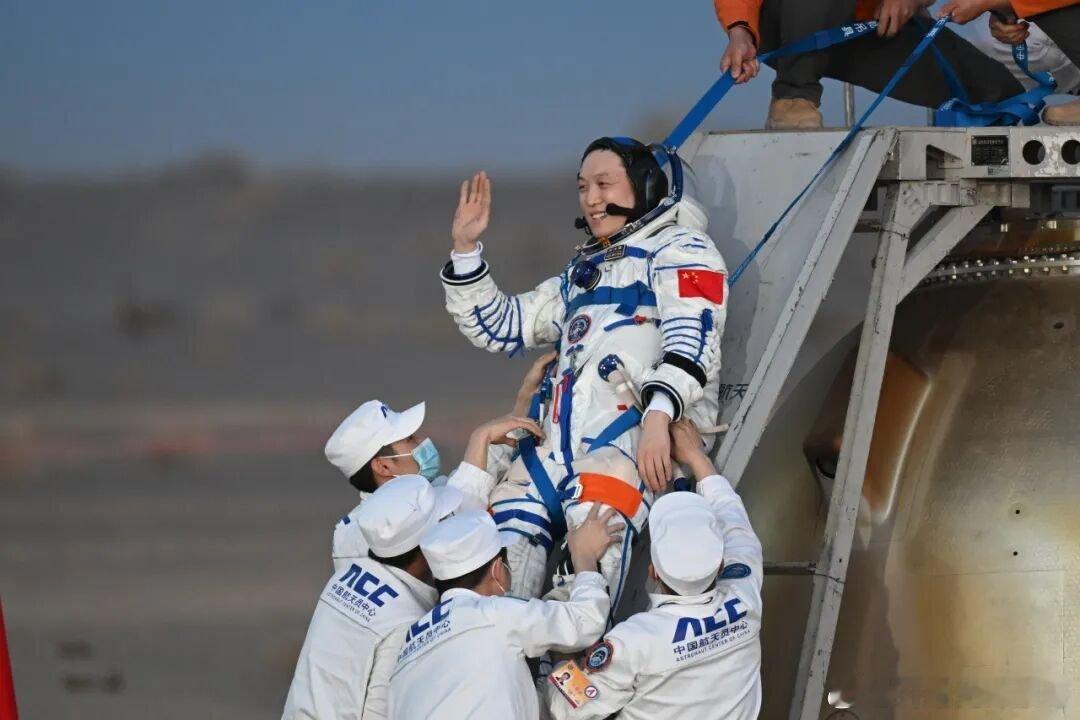 神22飞船返回舱着陆神舟二十一号航天员张陆、武飞、张洪章全部安全顺利出舱，健康状