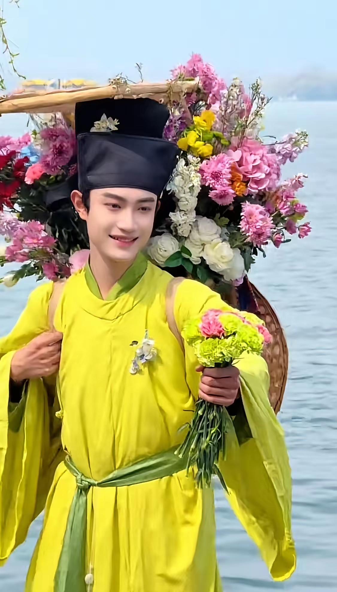 西湖卖花郎
这哪是卖花郎，这是从《清明上河图》里走出来的春日限定美男！”不是簪花