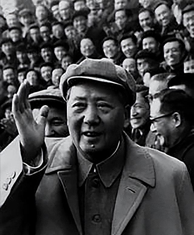 1986年，薄一波南巡途中专程参观毛泽东、刘少奇、彭德怀故居。作为亲历革命风雨的